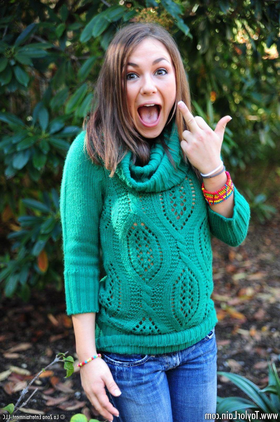 15P Pictures of Taylor Lain giving you a hot tease outside