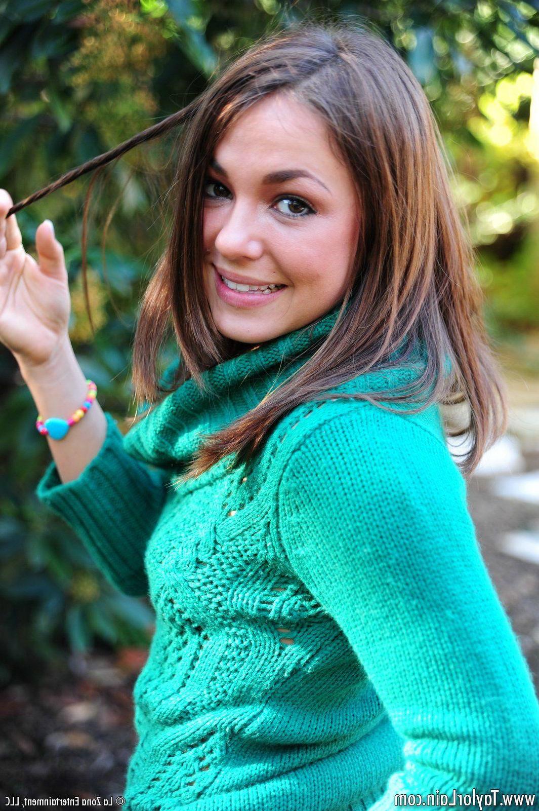 15P Pictures of Taylor Lain giving you a hot tease outside