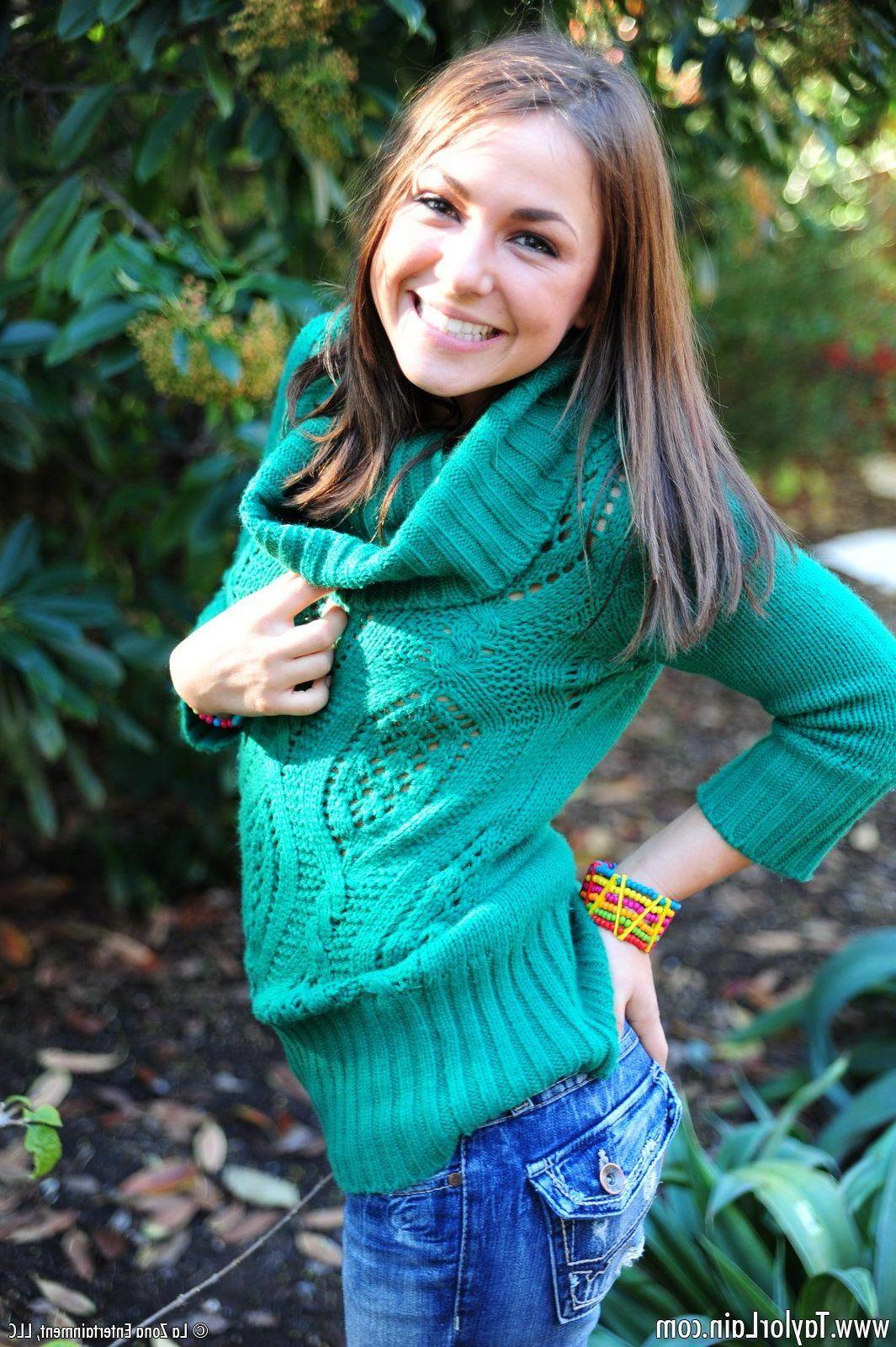 15P Pictures of Taylor Lain giving you a hot tease outside