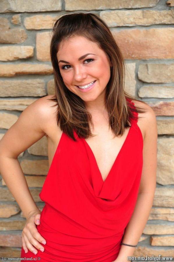 15P Pictures of Taylor Lain showing you her tight pussy