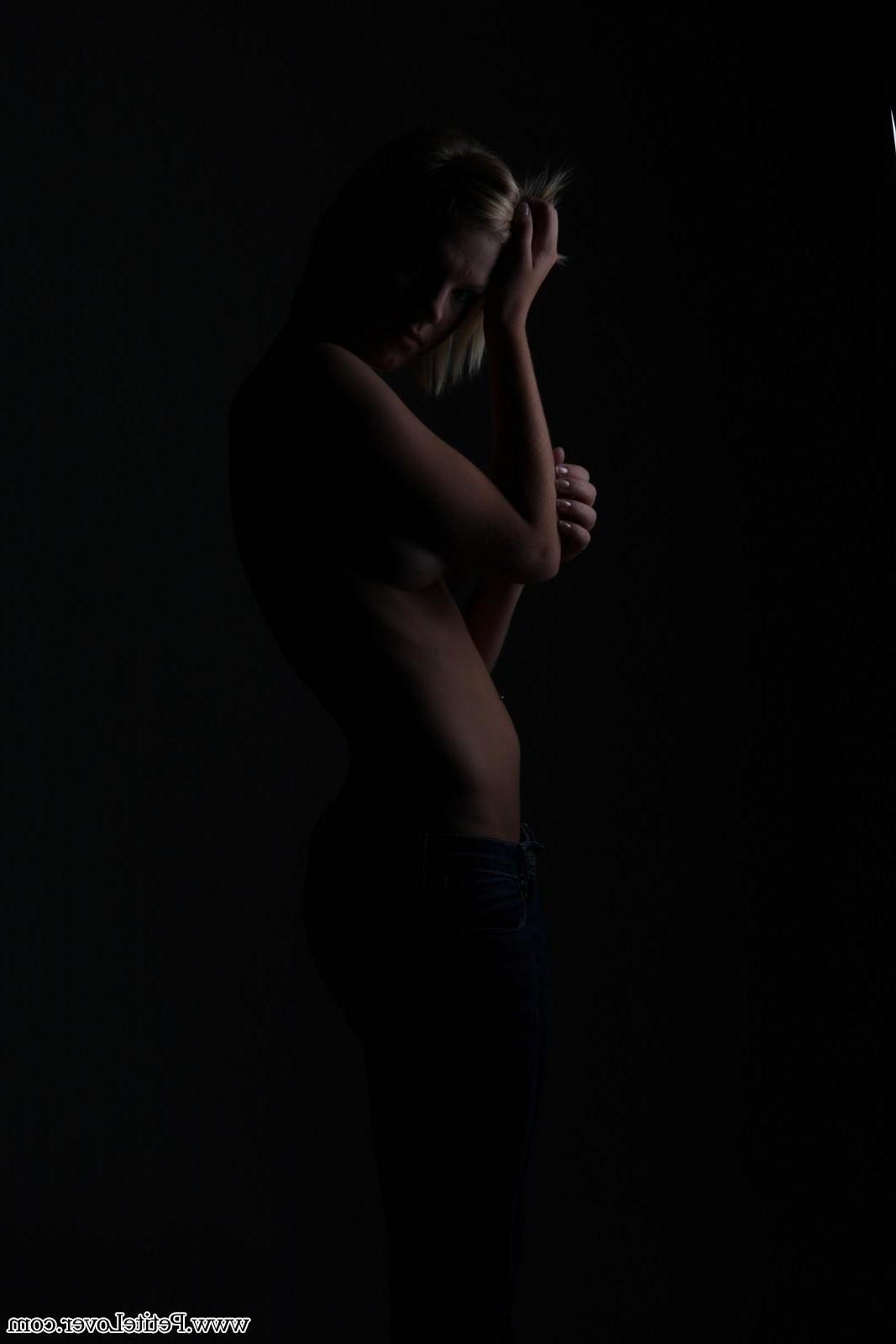 16P Blonde pinup babe Tiffany poses for artistic nudes