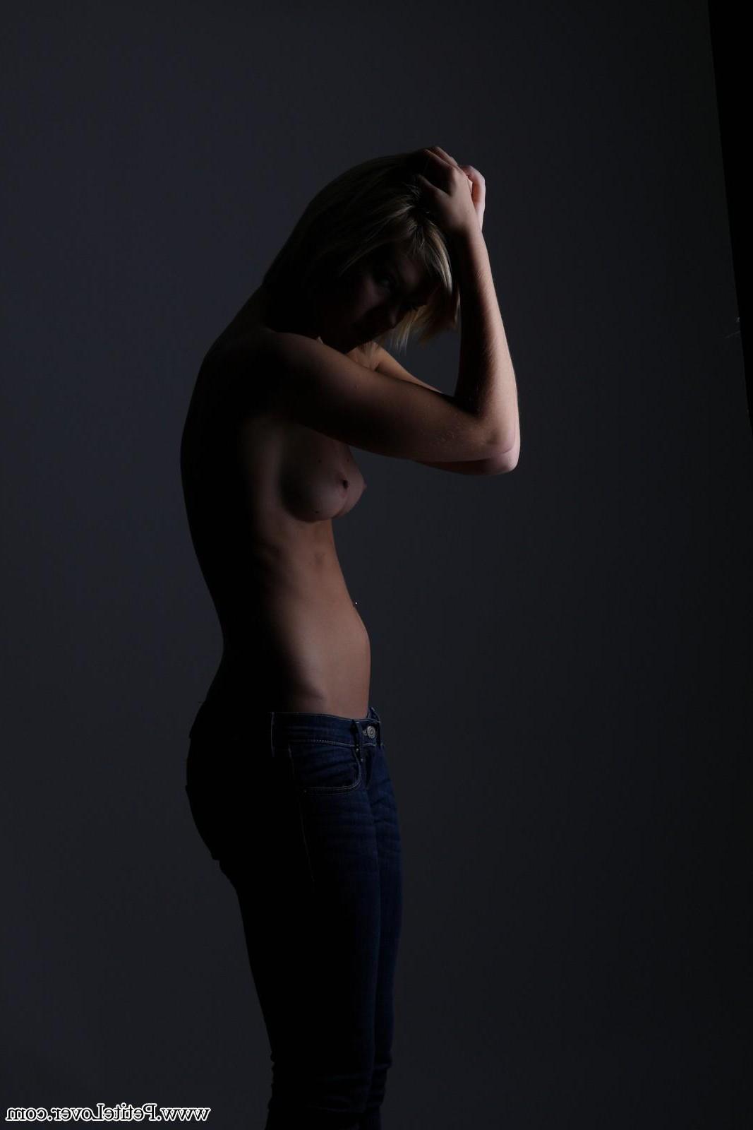16P Blonde pinup babe Tiffany poses for artistic nudes