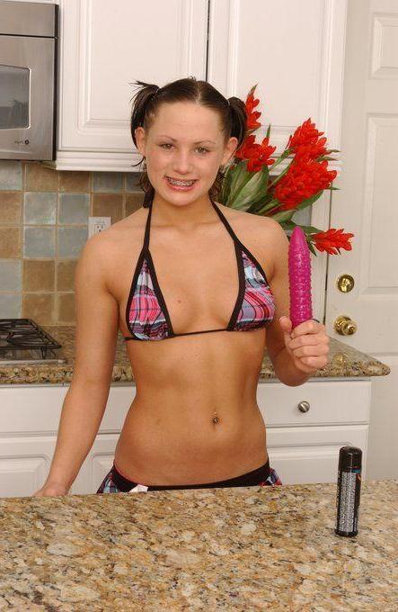 15P Pictures of Teen Emery masturbating in a bikini