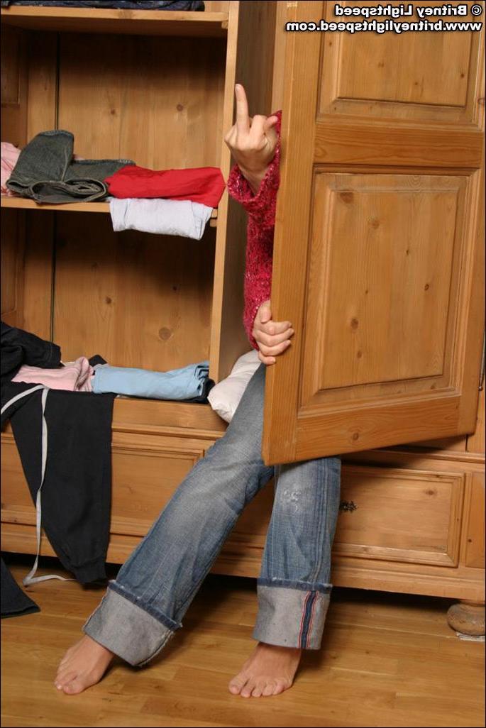 20P Pictures of Britney Lightspeed taking off her jeans