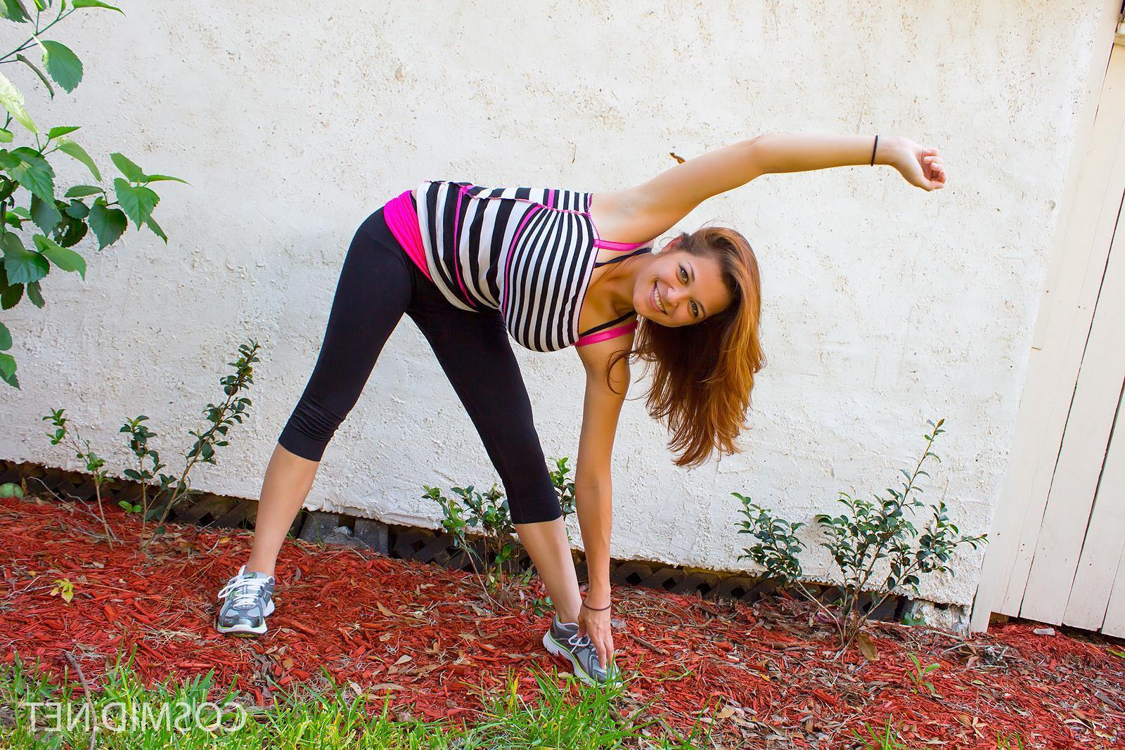16P Brunette model Tessa does some sexy stretches in the back yard