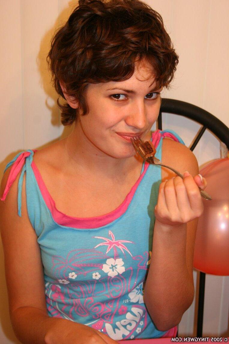 15P Pictures of Tiny Gwen celebrating her 18th birthday