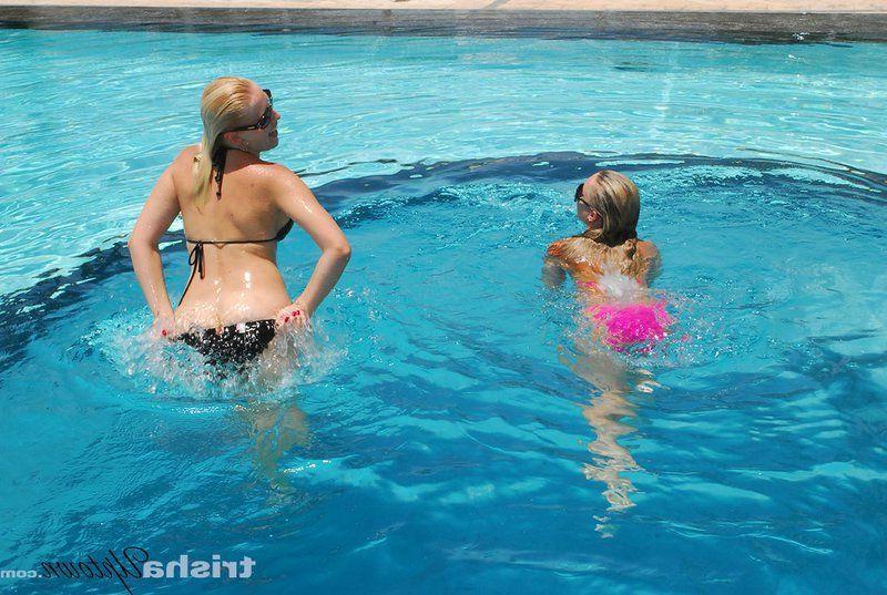 20P Pictures of Trisha Uptown showing off with her bikini friends