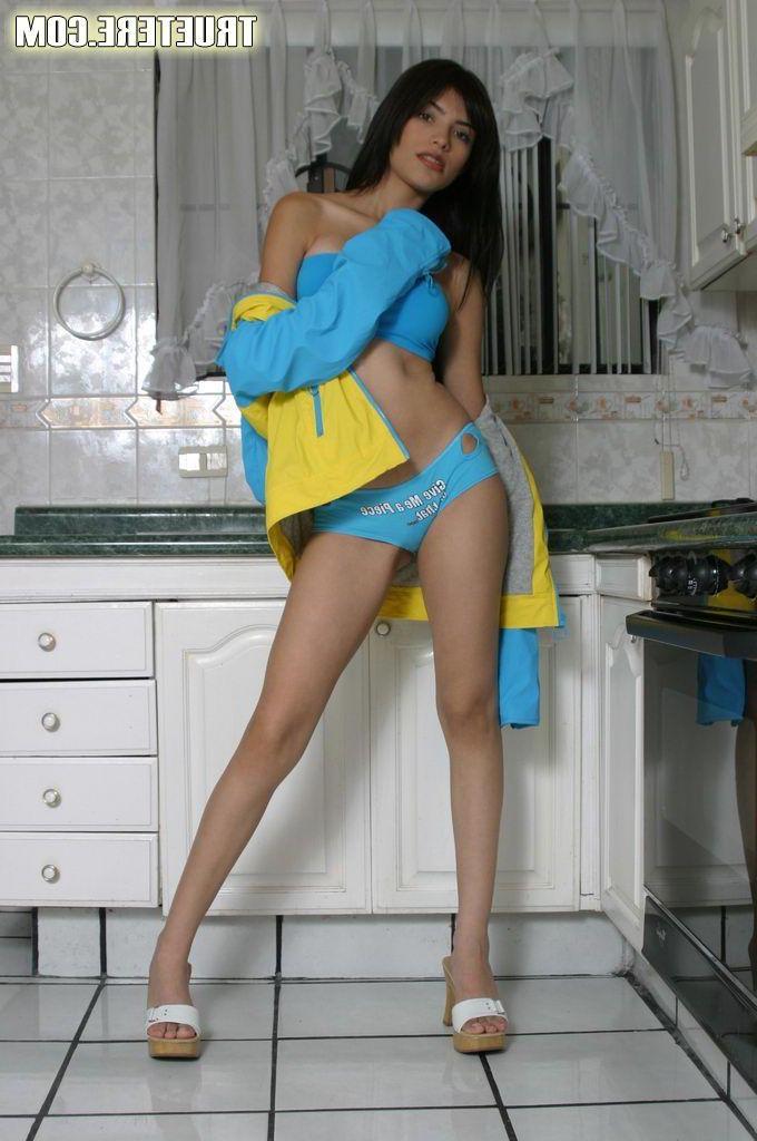 15P Pictures of teen True Tere giving you a hot nonnude tease