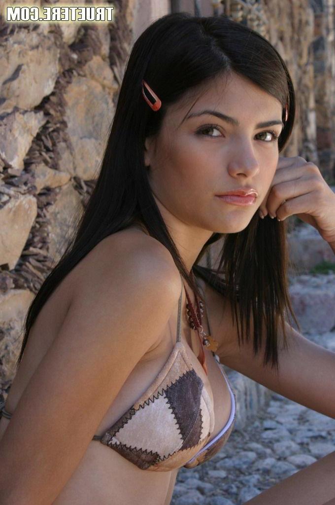 15P Pictures of True Tere hanging out in a bikini