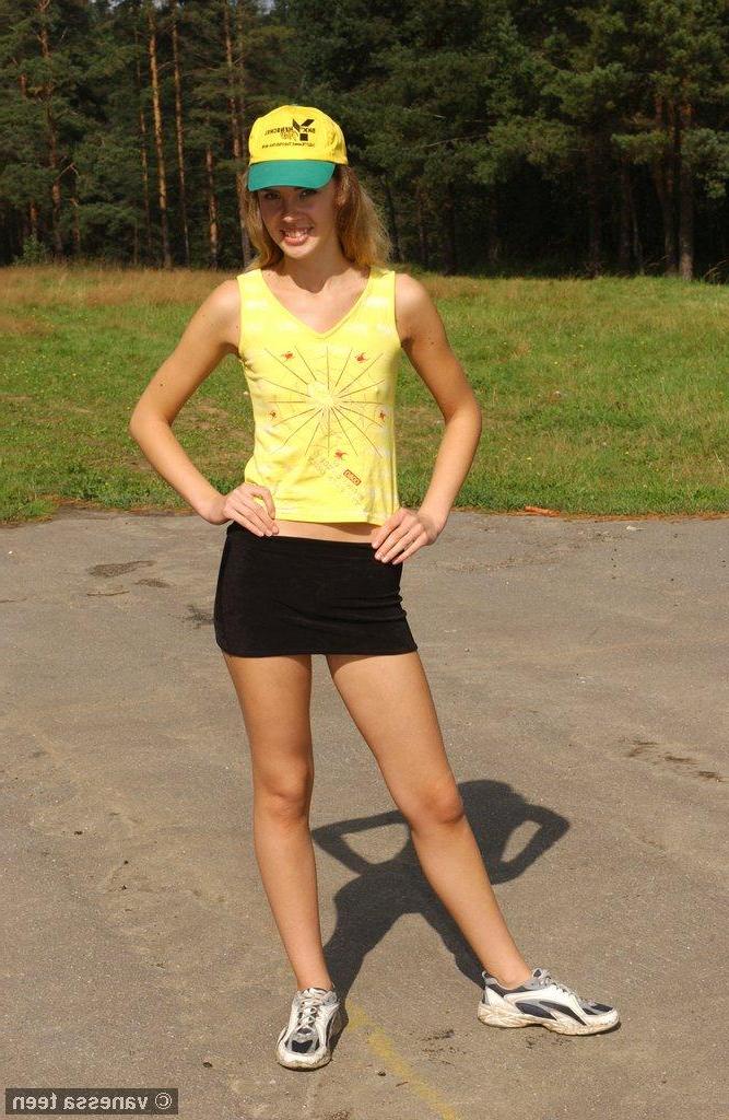 20P Pictures of teen hottie Vanessa Teen naked on a public road