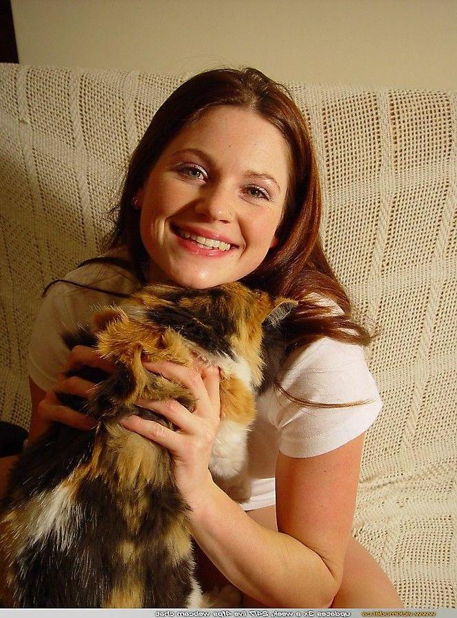 20P Pictures of Vicki Model teasing with her cuteness