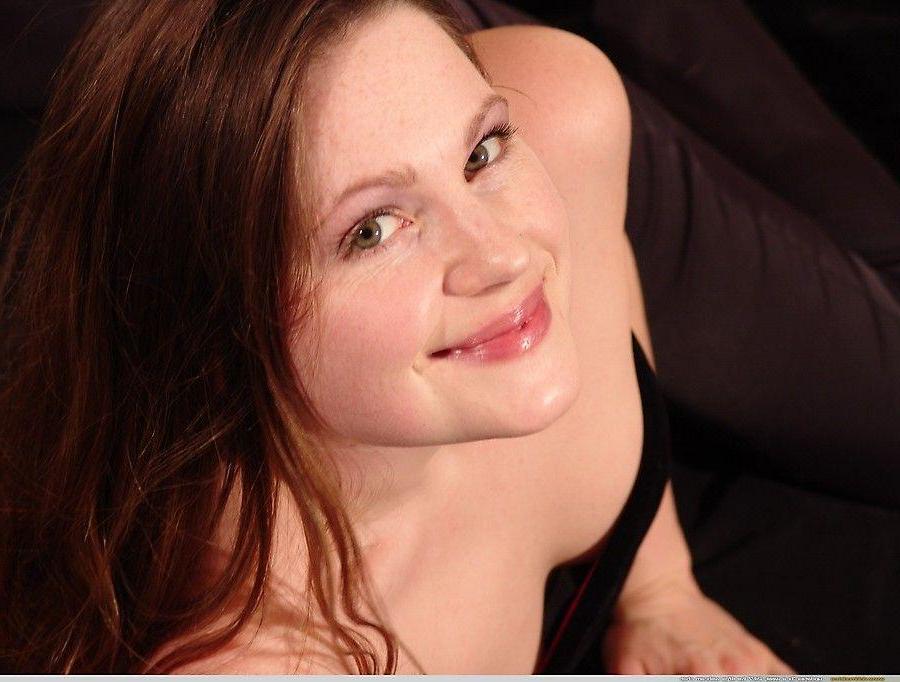 20P Pictures of teen Vicki Model showing off her amazing titties