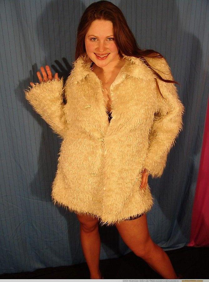 20P Pictures of Vicki Model showing her titties