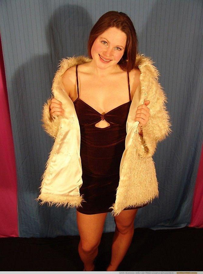20P Pictures of Vicki Model showing her titties