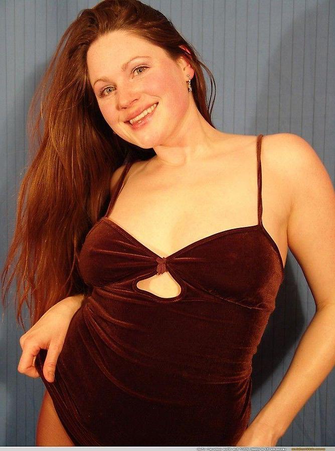 20P Pictures of Vicki Model showing her titties