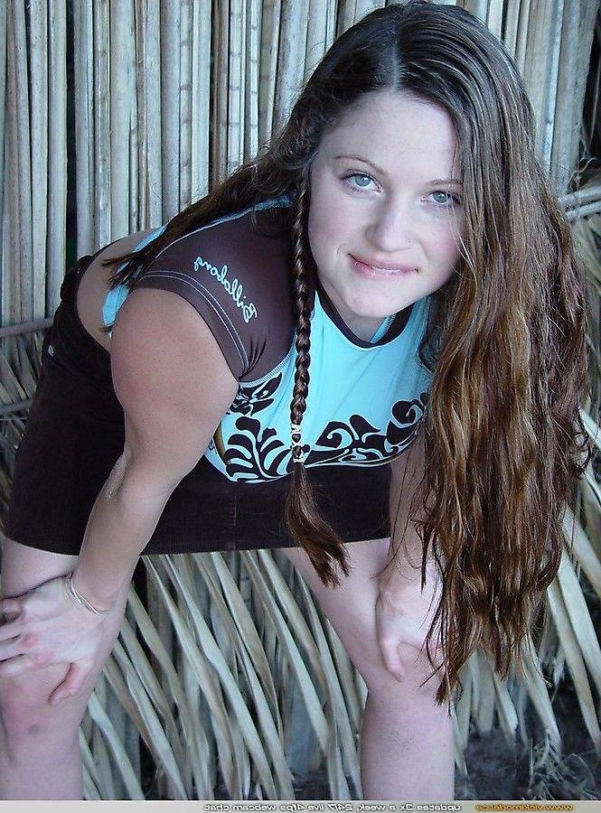 20P Pictures of Vicki Model showing her round boobies