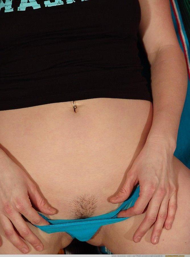 20P Pictures of teen Vicki Model showing her tits