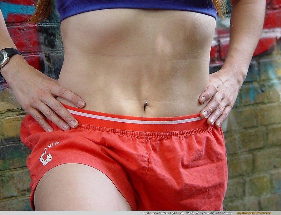20P Pictures of teen Vicki Model exposing her tits outside
