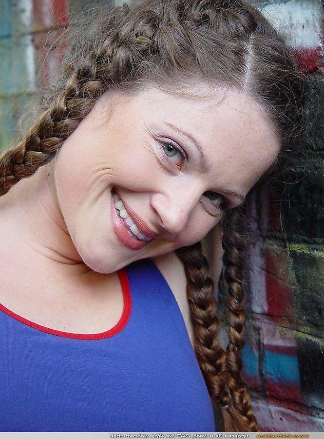 20P Pictures of teen Vicki Model exposing her tits outside