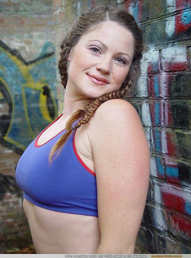 20P Pictures of teen Vicki Model exposing her tits outside