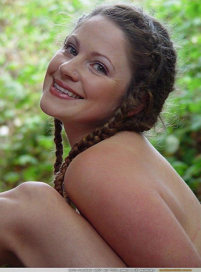 20P Pictures of teen Vicki Model exposing her tits outside