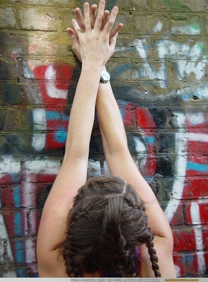 20P Pictures of teen Vicki Model exposing her tits outside