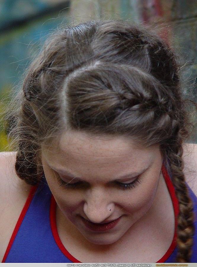20P Pictures of teen Vicki Model exposing her tits outside