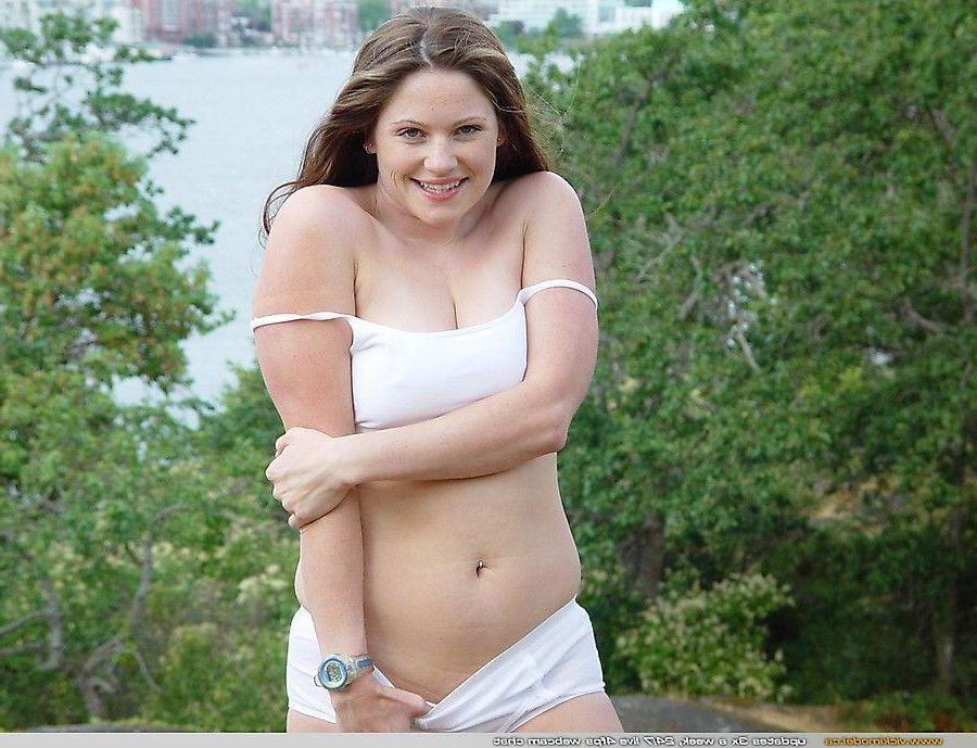 20P Pictures of Vicki Model showing her titties outside