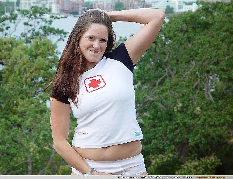 20P Pictures of Vicki Model showing her titties outside