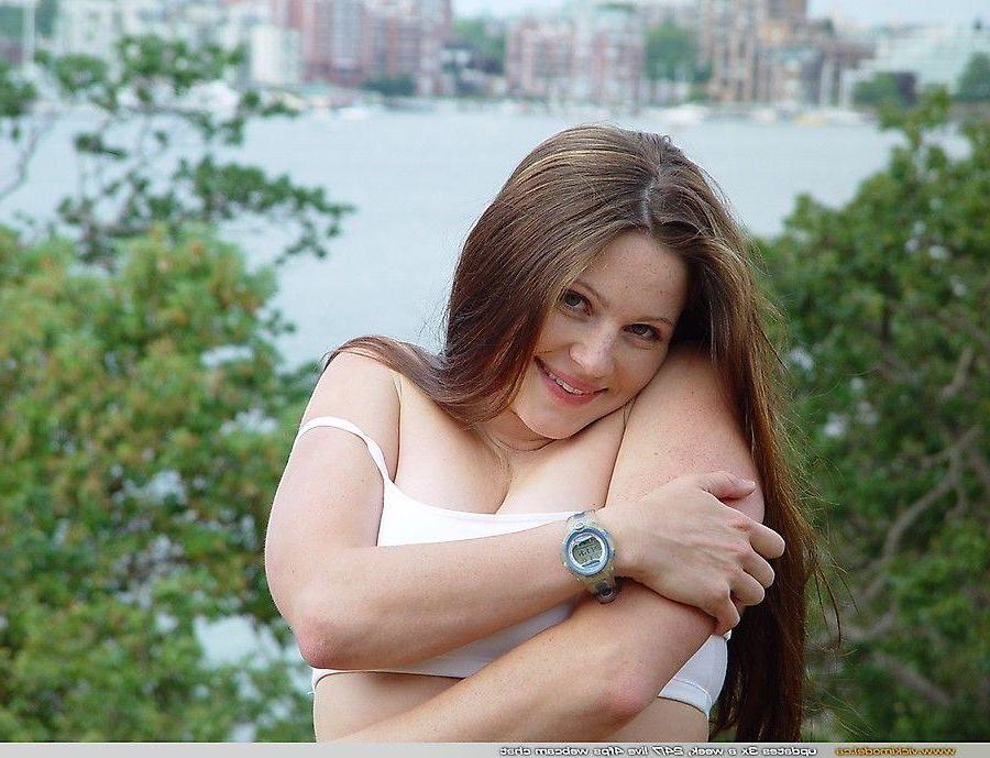 20P Pictures of Vicki Model showing her titties outside