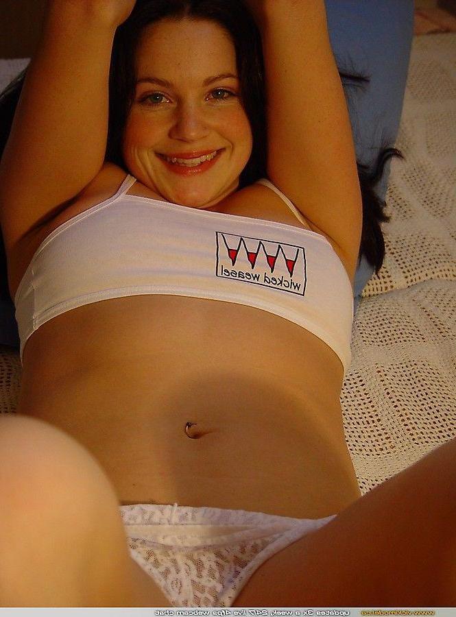 20P Pictures of Vicki Model playing with herself under her panties