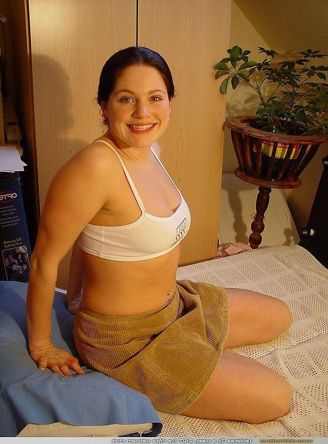 20P Pictures of Vicki Model playing with herself under her panties