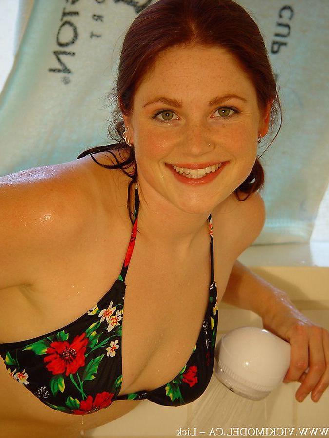 20P Pictures of teen girl Vicki Model getting all hot and wet