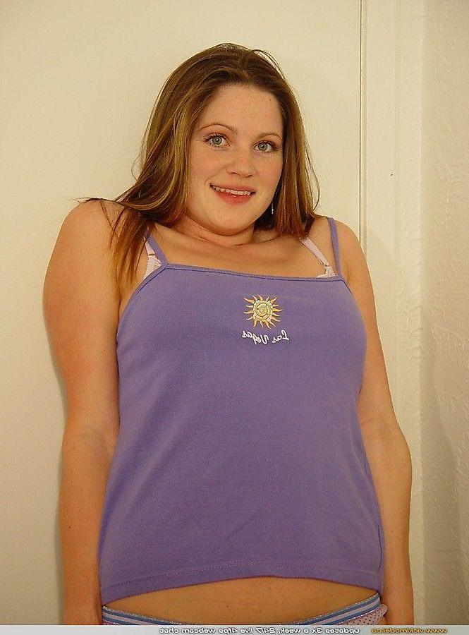 20P Pictures of teen Vicki Model showing her round teen boobies