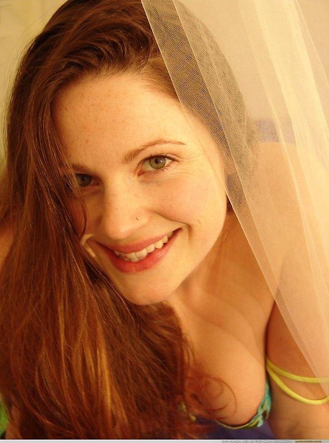 20P Pictures of Vicki Model waiting for you in bed