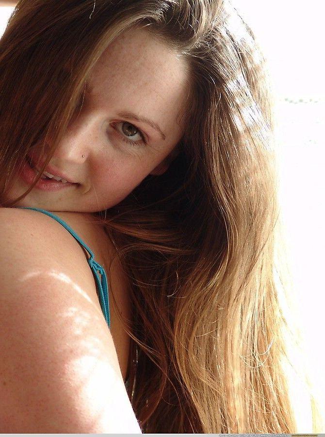 20P Pictures of Vicki Model showing you her awesome teen tits