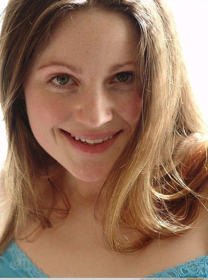 20P Pictures of Vicki Model showing you her awesome teen tits
