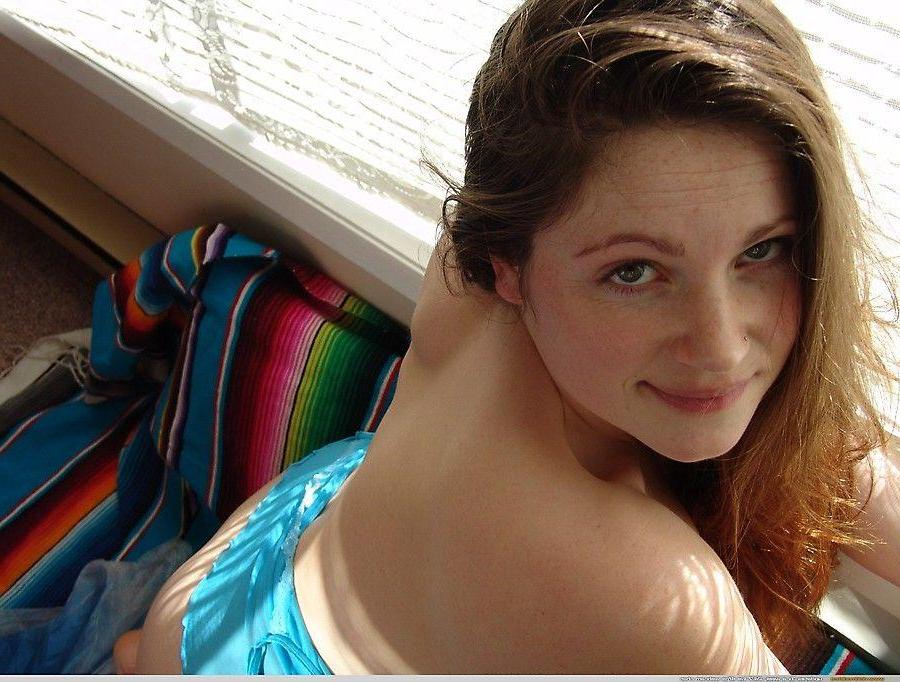 20P Pictures of Vicki Model showing you her awesome teen tits