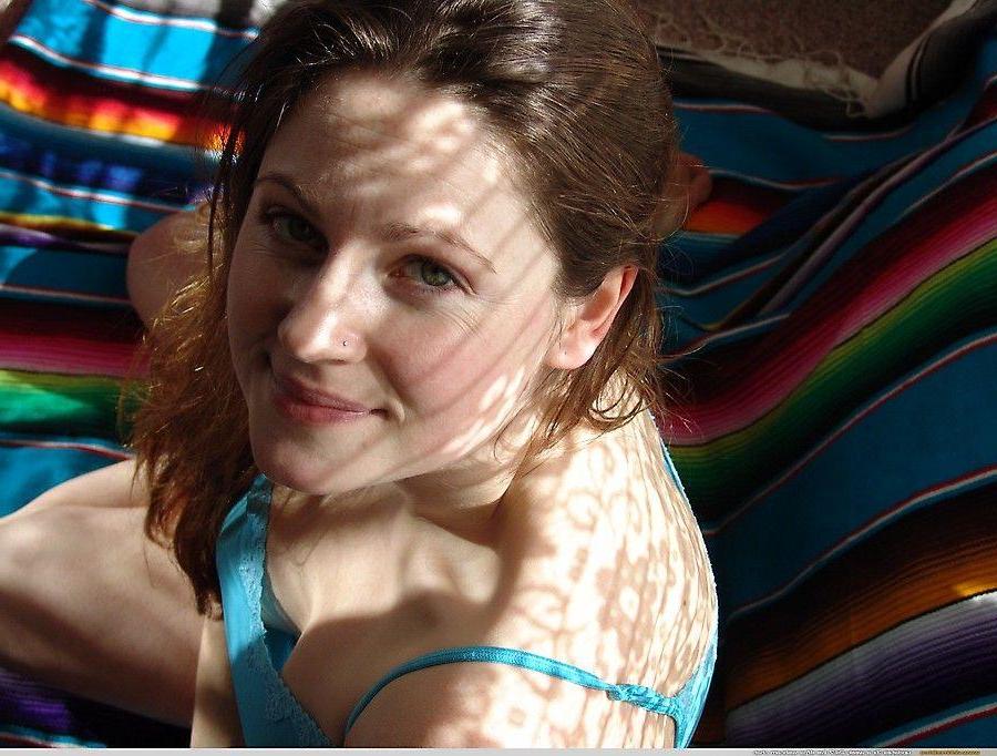 20P Pictures of Vicki Model showing you her awesome teen tits