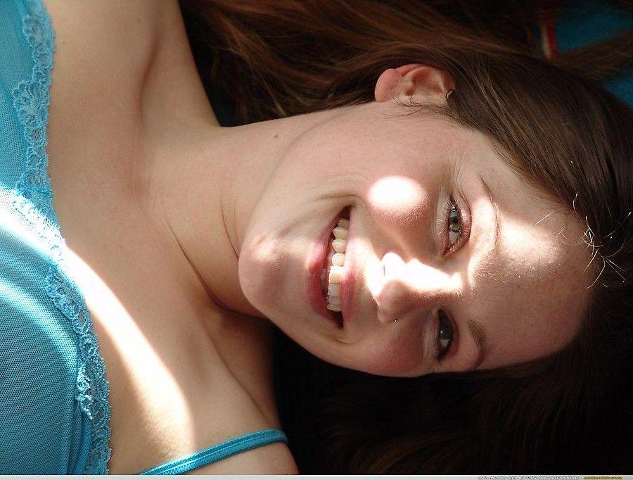 20P Pictures of Vicki Model showing you her awesome teen tits