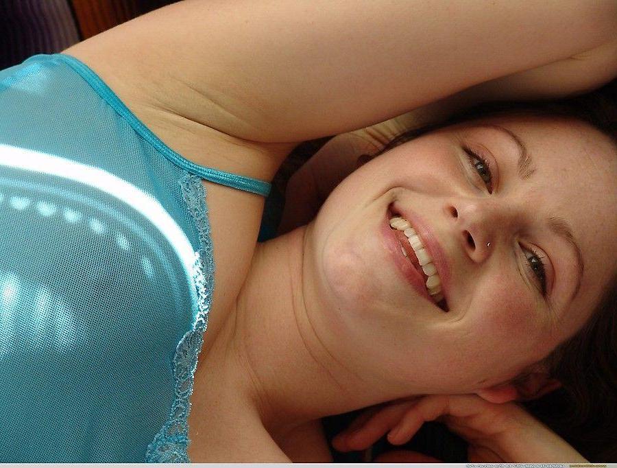 20P Pictures of Vicki Model showing you her awesome teen tits