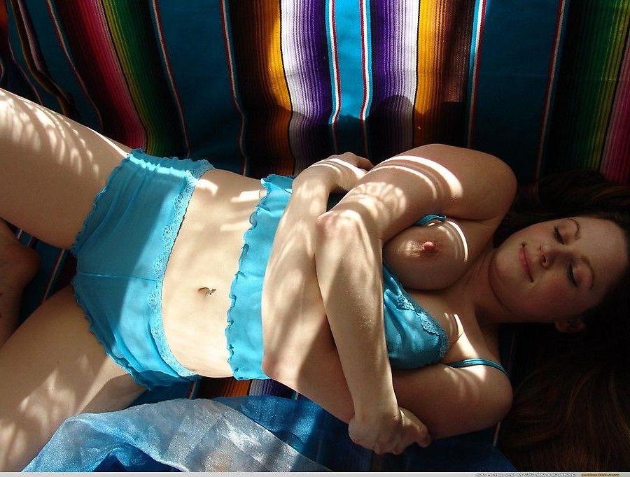 20P Pictures of Vicki Model showing you her awesome teen tits