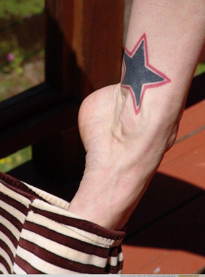 20P Pictures of Vicki Model exposing herself in the back yard