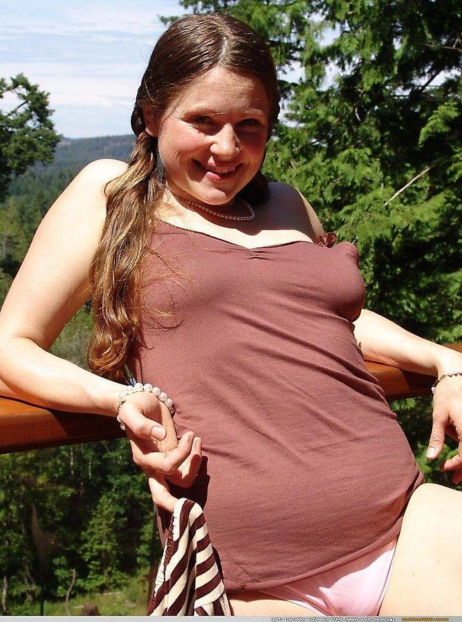 20P Pictures of Vicki Model exposing herself in the back yard