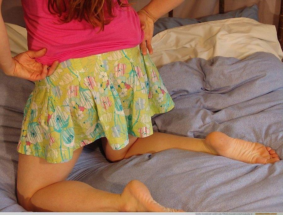 20P Pictures of Vicki Model horny for you in bed