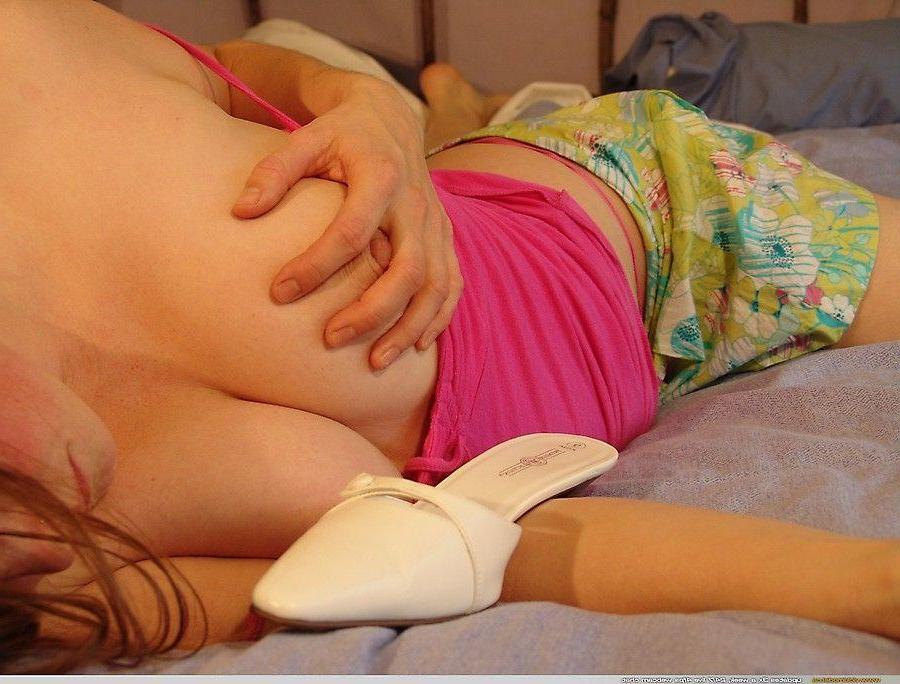 20P Pictures of Vicki Model horny for you in bed