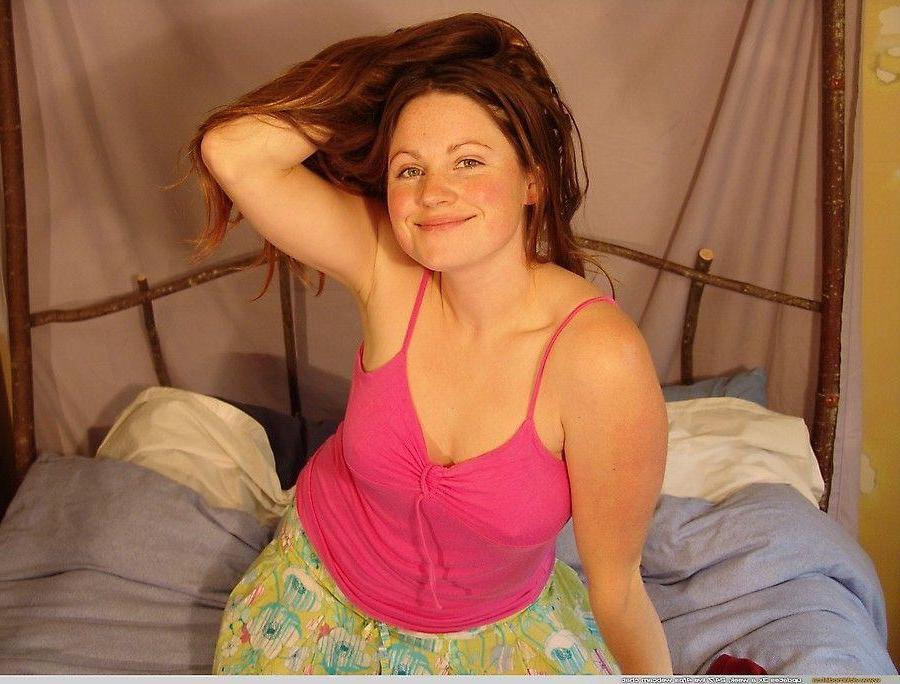 20P Pictures of Vicki Model horny for you in bed