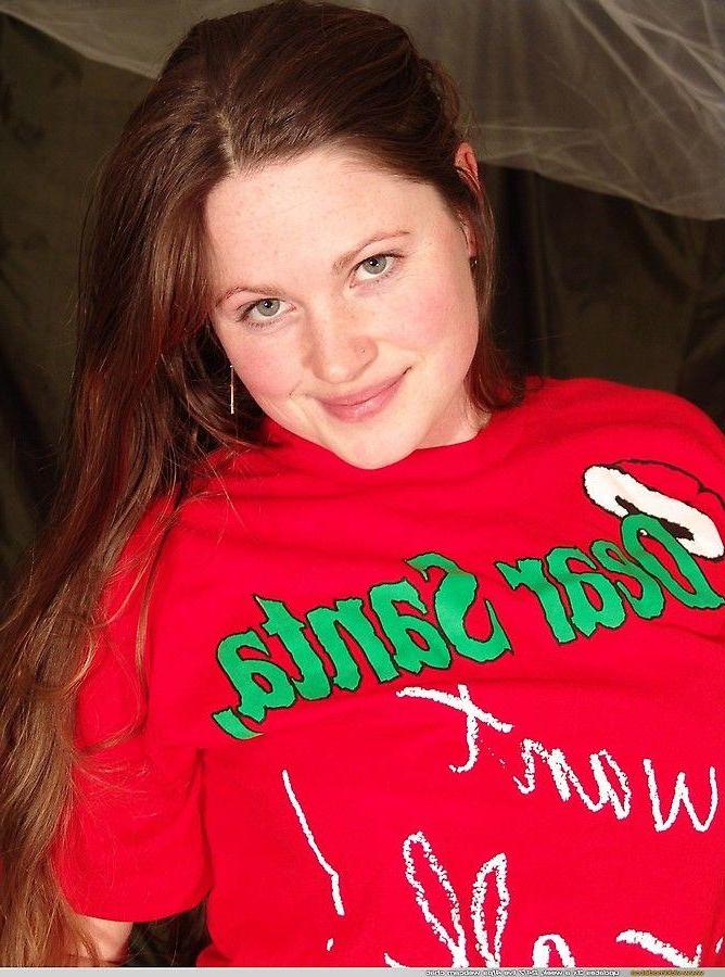 20P Pictures of teen model Vicki Model stripping for you for xmas