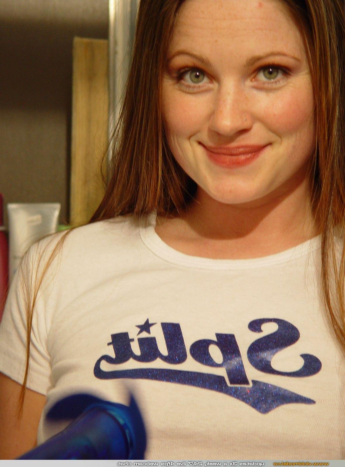 20P Pictures of Vicki Model showing her round tits