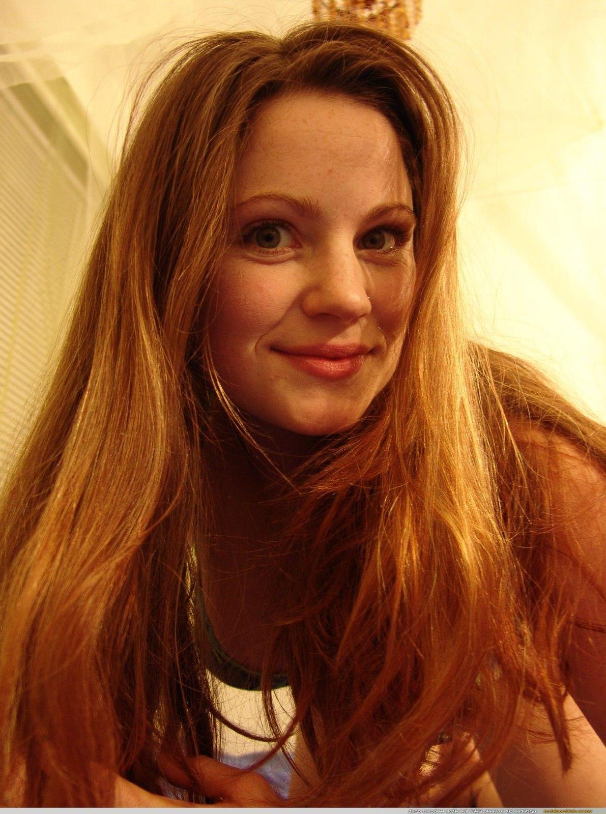 20P Pictures of Vicki Model stripping in bed